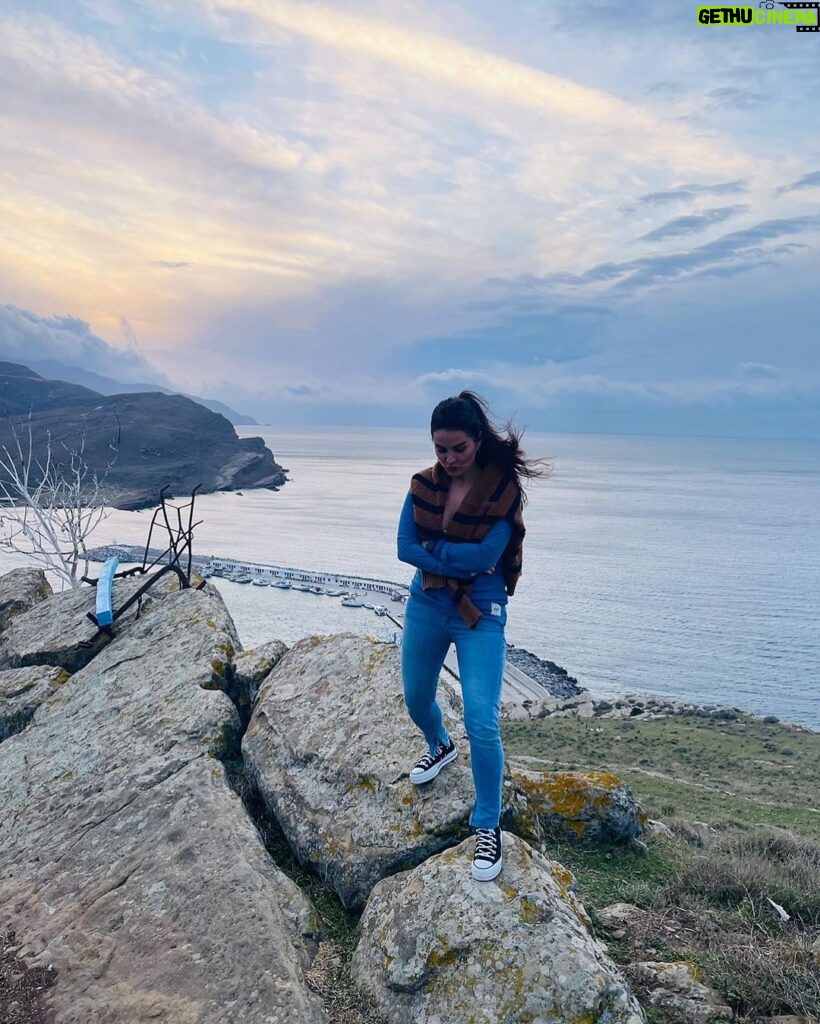 Betül Şahin Instagram - Rüzgarın yolculuğu yüzünde başlar, alır götürür seni bir başka diyara...💨