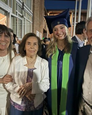 Betina O'Connell Instagram - Que te puedo decir que no te haya dicho… Gracias Mi amor .🧡 ❤️❤️ 
Deseo que sigas cumpliendo tus sueños y viviendo la vida con amor y pasión . Te amo. Feliz egreso!!!