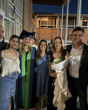 Betina O'Connell Instagram - Que te puedo decir que no te haya dicho… Gracias Mi amor .🧡 ❤️❤️ 
Deseo que sigas cumpliendo tus sueños y viviendo la vida con amor y pasión . Te amo. Feliz egreso!!!