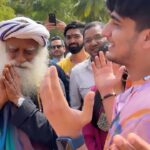 Bhavin Bhanushali Instagram - Sung this song ‘O mere shankara’ written by me in front of Sadguru ❤️ Can’t wait to release it ❤️ Special thanks to : @sachingupta1208 ❤️ #harharmahadev Follow me on @officialjoshapp for more such videos ❤️ @sadhguru @isha.foundation #ishayogacentre #sadhguru #ishafoundation Isha Foundation, Velliangiri Foothills, Coimbatore, Tamil Nadu