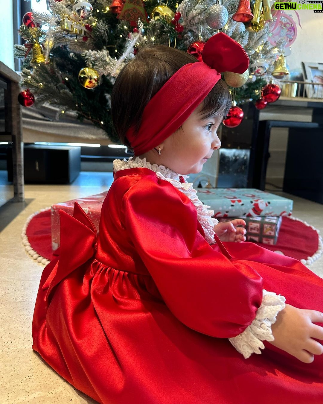 Bipasha Basu Instagram - This Christmas Santa has a new helper who brings with her the gift of joy and love for all❤️🧿 Merry Christmas ❤️