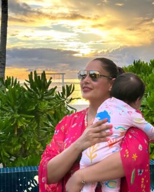 Bipasha Basu Instagram - Counting colours of nature with my Cub ❤️🧿She is so much in awe of the beauty of the sun , sky , water and plants ❤️🙏 
Hope we have the awareness to sustain this beauty for the generations to come ❤️🙏
#monkeylove #deviturnsone