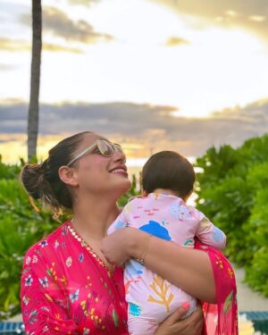 Bipasha Basu Instagram - Counting colours of nature with my Cub ❤️🧿She is so much in awe of the beauty of the sun , sky , water and plants ❤️🙏 
Hope we have the awareness to sustain this beauty for the generations to come ❤️🙏
#monkeylove #deviturnsone