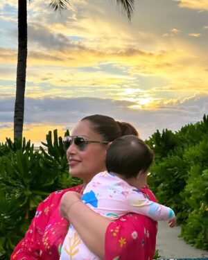 Bipasha Basu Instagram - Counting colours of nature with my Cub ❤️🧿She is so much in awe of the beauty of the sun , sky , water and plants ❤️🙏 
Hope we have the awareness to sustain this beauty for the generations to come ❤️🙏
#monkeylove #deviturnsone