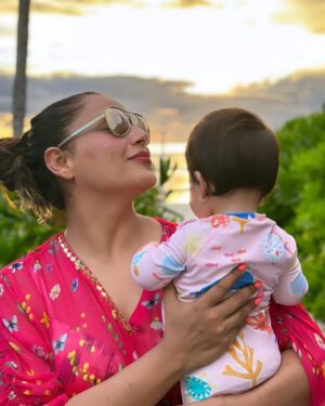 Bipasha Basu Instagram - Counting colours of nature with my Cub ❤️🧿She is so much in awe of the beauty of the sun , sky , water and plants ❤️🙏 
Hope we have the awareness to sustain this beauty for the generations to come ❤️🙏
#monkeylove #deviturnsone