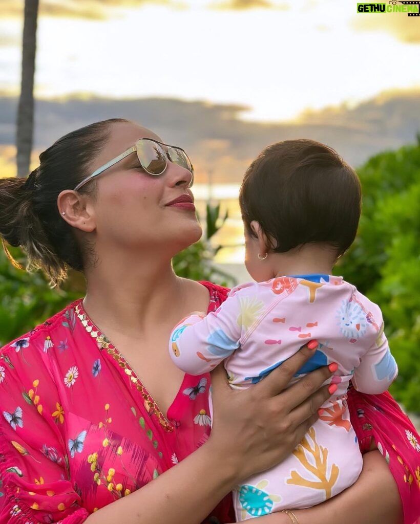 Bipasha Basu Instagram - Counting colours of nature with my Cub ❤️🧿She is so much in awe of the beauty of the sun , sky , water and plants ❤️🙏 Hope we have the awareness to sustain this beauty for the generations to come ❤️🙏 #monkeylove #deviturnsone