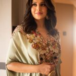 Bipasha Basu Instagram - ❤️ . . . . . . Outfit: @anamikakhannaindia Make up @otb_makeup @billymanik81 Hair @hairbyykaushall Earrings : @amrapalijewels Rings @aquamarine_jewellery Footwear: @stevemaddenindia Styling @eshaamiin1 Manager @shruti8711 Photographer : @lokeshbhoyarphotography