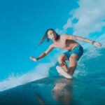 Birdy Nio FS Instagram - 當信仰的海洋不再是藍色的，當無法再用看見的的去確認所有事物時，還能相信什麼？ 「我愛海，很藍，很遼闊。」 「但海不是藍的，它只是被天空和光線包裝後的鹹水，你還愛嗎？」 抹除了字裡的線索，只剩下烏黑的字跡，骯髒又凌亂，我從不在意寫過什麼又或是被抹去什麼，反正活著不就是這樣塗塗抹抹而成的一個輪廓。 原來到了深處，黑暗才是真實的樣貌，那裡不透過光的反射來辨別存在，海之所以藍也都是因為天空和光的提醒，遼闊也只是因為我們還保有僅存的浪漫，不然它也只是個在黑暗之中的鹹水而已。 我幾乎快要找不到適合作為這篇文章開頭的字了，拾起了一些詞彙卻又淪於陳腔濫調。 偶爾會想起剛遇見海的悸動，但在我敲擊鍵盤的那一刻，打字聲總一聲一聲的將我拉回這座沒有海的城市。 慢慢的，我忘記怎麼形容她了，才發現大海其實沒有那麼神秘，有感受的終究是那些當下的交集，用不著寫這麼多的字。 #用心流浪 #好好生活 #忙裡偷閒 #防曬不要擦太多 #好好寫字 #好好拍照 #FM2 #film #surf
