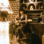Birdy Nio FS Instagram - 【有個遠方Somewhere】Hand Drum Version 在我眼中把工作和生活平衡到極致的Birdy 擁有多重身份的奇怪人類 是導演、Surfer、 Hand Drum Artist也是民宿老闆 ———————————————————————— 本來超不熟的我們 一次在南灣海上看到頭戴安全帽的攝影師 這種奇怪的人光芒太難掩飾了 上岸後我對他大叫Birdy!!! 但也不知怎麼著 平常超怕生的我 真的好像每次衝完浪就還好了 竟然敢跟一個超不熟的人打招呼 平常我都會安靜地默默飄走 這是我在都市裡的保護色 還記得那個晚上去了他的民宿找他 打開他時常往來台北和恆春的露營車後車廂 我們就在那個遠方 在星河路口聊了好多 頓時覺得我像瘋子一樣開車到南灣衝浪的行為真的還好 因為這裡還有一個更瘋的人 我的心就像歌詞說的： 有個遠方 在星河路口 有個地方 能容得下我 你不寂寞 請看看左右 比你怪的人 很多 到達以前 不准 說難過 頓時好像被安慰了許多 ———————————————————————— 也許工作也都成了他的遊樂場 才能這麼毫無畏懼的生活吧 #有個遠方