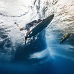 Birdy Nio FS Instagram - Teahupoo 我終於在海裡，碰到了天空。 龐大的海水累積成一道巨浪朝我迎面而來，手上拿著攝影機，無法游的太快，於是巨浪在我面前潰堤，隨之而來的是亂舞的白花，像是被人逼著跳著自己完全不熟的舞步，身體每個部位都被水花往不同的方向拉扯，巨浪將我押入水底翻滾，所幸踢著蛙鞋，於是任由白花翻滾了一陣之後，我將自己快速踢往更深的海裡遠離下一道浪的咆哮，試圖等待這幾波大浪離去。 無意間朝水面看了一眼， 才發現在海中看浪有多麽美。 海水推進淺灘後，因為多餘的海水無處可去，於是開始向上抬升，形成一道道浪湧，浪湧在堆積到極限之後，會在海浪最高的地方開始潰堤，覆蓋下來的水又再次被抬升，然後再次覆蓋，與空氣攪和之後，形成越來越多白花，從水底看，就像是一個正在旋轉的夢境。 發現原來浪湧覆蓋之處也有雲朵，從深處往上看，我們也都曾奔馳在那些白色的浪花之上，乘著浪板在海裡飛翔，在海裡，我終於碰到了天空。 誰會想到令人畏然的巨浪之下能有這麼美的風景呢？我幾乎無法分辨那是天空的藍還是海水的藍了。 每一個潛入水裡的浪人，都像是一個個在空中飛行的旅人，若水面之外是現實，那我願意一直活在那潰堤的瞬間，浮沉在光影和浪淬煉成的一抹混沌裡。 浪會一直來，痛苦還是會在，找到適合自己看世界的方式與角度，比起糾結在如何改變這個世界或許更是我所要經歷的。 我就住在藍色的遠方，那裡只有陽光來的方向，而所有的藍都會被一道一道的浪湧捲入魔幻的交界邊緣，你不需要岸，不需要睡著也不需要醒來。 只要在混沌裡抬頭看看，一粒沙裡也能找到一個世界，一滴雨裡也有一道彩虹，在一道浪裡，也能有一片天空。 All pic shoot by SONY A7Slll @sonytaiwan #用心流浪 #好好生活 #防曬不要擦太多 #浪人 #surf #surfing #underwaterphotography#adventures #landscapephotography #explore #nature #hippie #boho #bohostyle #bohemia Teahupoo, French Polynesia
