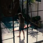 Birdy Nio FS Instagram - 他不是離開，他只是遠行。 喜歡在這陌生的城市裡逗留，峇里島，坑疤的路面巷弄間，車燈如星點般的閃爍，世界各地的人們悠遊在銀河裡恣意的揮霍著屬於自己的旋律裡，置身其中，流逝的分秒特別鮮明。 我並不屬於這座城市，只偶爾在這逗留，試圖找出每一個稍縱即逝的美麗時刻，某個人，某件事，或是某個角落，這些零散的靈感將會拼湊成自己生活的樣貌，模糊，但透過一次又一次的冒險，終將清晰。 遠離喧囂，往海的一頭去，騎在租來的兩百塊機車上，殆盡的煞車只能讓我緩慢的移動，灑落在臉上的不再是路燈的印記，而是飄曳的樹影，把都市與荒野都收進口袋，於是能在地圖之外發現驚喜，回過神，就又到了一個新的地方。 拿著板子再次來到了Dreamland，那天浪大到我一道都沒下到，但我好開心，去哪都好，至少是出發了。 連下了幾天雨的Canggu，在我從烏魯瓦圖回來後，天氣好的出奇，天空是淺藍色的，陽光沿著Villa左邊的牆讓我隔著窗簾與影子對話，自在，我想這就是為什麼我喜歡旅行的原因。 Film by @lu_petrus Shot in Sony A7S3 @sonytaiwan #用心流浪 #好好生活 #防曬不要擦太多 #浪人 #surf #surfing #underwaterphotography#adventures #landscapephotography #explore #nature #hippie #boho #bohostyle #bohemia #bali Bali, Indonesia