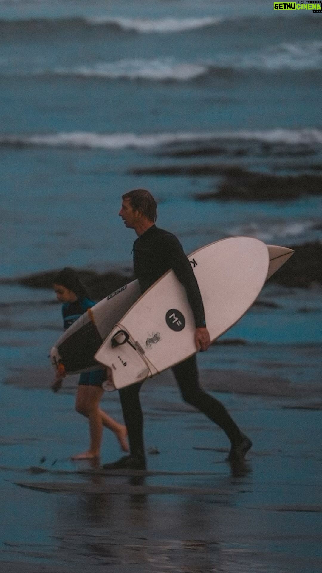 Birdy Nio FS Instagram - Day 3 Walk into Bali 出走的期間,總是喜歡觀察旅人在每個場景裡的樣子,每個人都有屬於自己的角色和故事,若只是漫不經心的任由他們擦身,那就像過往多不勝數的美景一般平乏無味,但若看見他們,那再平凡的風景也能變得深刻,就是一部電影,一場戲,或是一個故事。 沿途的每個陌生人物和場景,一直都是流浪時最棒的禮物,我尤其喜歡搭車或是移動的時候,坐在後座,任由場景不停地更迭,角色不停的錯身,當你拿著相機,你得在一個紅燈的時間內找到一個角色,或是一個路口裡發現一個故事,又或是從建築物中看見一道光,偶爾當你找到他們時,他們早已遠去,只能在須臾之間感慨,然後再次拿起相機重新搜尋未知的劇本。 不也是如此,在生命裡錯過的人事物,其實也沒什麼好留戀的,錯過就錯過了,但是眼前總會有新的場景等你探索,新的故事等你發現,也將會有新的人等你遇見,於是「錯過」只是一條通往名為「遇見」的路,Thats why we traveling. When I traveling, I always like to observe travelers in each scene. Everyone has their own character and stories. If you just let them pass casually, it will be as boring as some beautiful scenery in the past, tasteless, but if you found them, the ordinary scenery can become beautiful, also become a movie. The best gift for traveling is always the strange character and scenes. I especially like to sit in the back seat when the car is moving, and let the scenes and the characters passing by fast. Grab the camera, you have to find a character in a red light time, or find a story in an intersection, or catch a light from buildings, sometimes, when you find them, they are already pass by, we can only sigh with emotion for a moment, and then pick up the camera to search for the unknown script again. Life goes on ,people and things we missed in life are actually nothing regretful for. If you miss it, you miss it. But there will always be new scenes waiting for you to explore, new stories waiting for you to discover, and there will be new people Waiting for you to meet, so ”miss“ is just a road leading to ”meet“, That’s why we traveling. Stay romantic. Pic by @birdynio Film by @lu_petrus Shot in Sony A7S3 @sonytaiwan #用心流浪 #好好生活 #忙裡偷閒 #防曬不要擦太多 #好好寫字 #好好拍照 #filmphotography Bingin