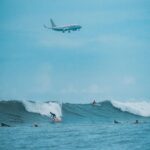Birdy Nio FS Instagram - Day 2 Huge wave 面對巨大的浪頭從遠方一道一道無盡的湧上，只能不停地往前，無論有多累，原地不動只會讓自己越來越深陷其中，面對它，才有機會突破這巨大的猛獸。 那天在水裡被兩三人高的巨浪連續炸了4次，幾千幾萬頓的水，從頭上丟出然後炸在自己身上，在海裡翻滾了好久，幾乎沒了方向性，到第四次時幾乎已經快把嘴裡的氣用光了，板子被海浪壓在水裡，腳繩也一直拉著我的腳往下，絲毫不放過我。 過了一陣我感覺到水面趨於平靜後，開始往上游，但白花實在是太厚了，即便我游上來了，還是吸不到空氣，ㄧ人多的白花並沒有浮力讓我往上，就這樣覆蓋著我，我不敢用力，在外海，深怕腳繩就這樣斷裂。 於是我終於在一陣一陣的巨浪裡找到了一個大概十秒的空擋，抓住板子奮力往浪尾划，遠方的高牆再度逐漸成形，猛獸再次離我們越來越近，身旁的幾個外國朋友，每個都是衝刺的狀態在划水，但板子卻只有緩慢移動，才發現海流是反方向的，所以一直把我們卡在大浪會蓋下的死亡區域，我跟著大家改變策略，直直的往Outside衝刺划過去，只希望自己盡快划出這個可怕的白色地獄。 巨大的浪忽然遮住了陽光，正前方，浪就快蓋在我頭上了，就在浪要蓋下之際，我把板子大力往下一壓，腳踢到最深，用力把身子跟板子一起潛入海裡，能多深就多深，雙腳拼命的往後踢著蛙腿，深怕一個沒潛過就要被抓回去地獄了。 黑暗中，我感覺得到板子正帶著我往上，我將頭探出水面大口呼吸，成功了！ 終於成功潛過這頭兇猛的野獸了，回過頭，一架飛機正好降落在我們後方的機場，像是在為我們慶祝一般，那一刻，我們幾個來自不同國家的浪人忽然一起在海上相視而笑，好像是完成了一件什麼大事一般，好緊張，卻又好開心！ 衝浪，那是一個提醒自己的方式，讓自己記得無論來的是什麼，都還是得轉頭面對的。 Film by @lu_petrus Pic by @lu_petrus @kyliecchen Shot in Sony A7S3 @sonytaiwan #用心流浪 #好好生活 #防曬不要擦太多 #浪人 #surf #surfing #underwaterphotography#adventures #landscapephotography #explore #nature #hippie #boho #bohostyle #bohemia Bali, Indonesia