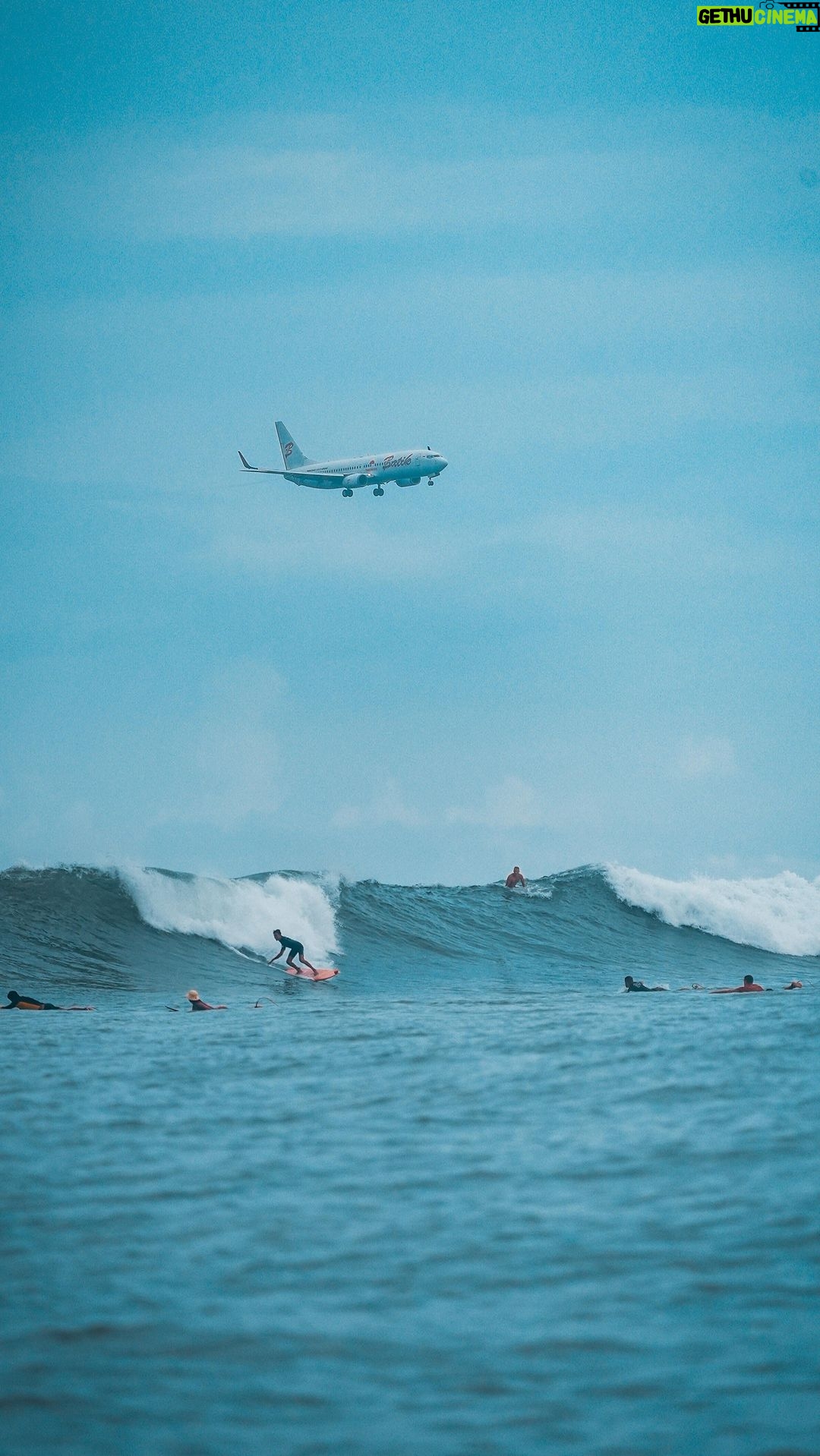 Birdy Nio FS Instagram - Day 2 Huge wave 面對巨大的浪頭從遠方一道一道無盡的湧上,只能不停地往前,無論有多累,原地不動只會讓自己越來越深陷其中,面對它,才有機會突破這巨大的猛獸。 那天在水裡被兩三人高的巨浪連續炸了4次,幾千幾萬頓的水,從頭上丟出然後炸在自己身上,在海裡翻滾了好久,幾乎沒了方向性,到第四次時幾乎已經快把嘴裡的氣用光了,板子被海浪壓在水裡,腳繩也一直拉著我的腳往下,絲毫不放過我。 過了一陣我感覺到水面趨於平靜後,開始往上游,但白花實在是太厚了,即便我游上來了,還是吸不到空氣,ㄧ人多的白花並沒有浮力讓我往上,就這樣覆蓋著我,我不敢用力,在外海,深怕腳繩就這樣斷裂。 於是我終於在一陣一陣的巨浪裡找到了一個大概十秒的空擋,抓住板子奮力往浪尾划,遠方的高牆再度逐漸成形,猛獸再次離我們越來越近,身旁的幾個外國朋友,每個都是衝刺的狀態在划水,但板子卻只有緩慢移動,才發現海流是反方向的,所以一直把我們卡在大浪會蓋下的死亡區域,我跟著大家改變策略,直直的往Outside衝刺划過去,只希望自己盡快划出這個可怕的白色地獄。 巨大的浪忽然遮住了陽光,正前方,浪就快蓋在我頭上了,就在浪要蓋下之際,我把板子大力往下一壓,腳踢到最深,用力把身子跟板子一起潛入海裡,能多深就多深,雙腳拼命的往後踢著蛙腿,深怕一個沒潛過就要被抓回去地獄了。 黑暗中,我感覺得到板子正帶著我往上,我將頭探出水面大口呼吸,成功了! 終於成功潛過這頭兇猛的野獸了,回過頭,一架飛機正好降落在我們後方的機場,像是在為我們慶祝一般,那一刻,我們幾個來自不同國家的浪人忽然一起在海上相視而笑,好像是完成了一件什麼大事一般,好緊張,卻又好開心! 衝浪,那是一個提醒自己的方式,讓自己記得無論來的是什麼,都還是得轉頭面對的。 Film by @lu_petrus Pic by @lu_petrus @kyliecchen Shot in Sony A7S3 @sonytaiwan #用心流浪 #好好生活 #防曬不要擦太多 #浪人 #surf #surfing #underwaterphotography#adventures #landscapephotography #explore #nature #hippie #boho #bohostyle #bohemia Bali, Indonesia