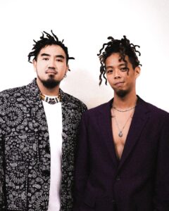 Birdy Nio FS Instagram - 這次入圍首先謝謝金曲獎以及評審們對這個作品的肯定，也謝謝 @jade_official_tw 樂團願意找我一起創作，當然也謝謝幕後辛苦的工作人員以及來幫忙的演員們。 監製 @hsinglinnnnnn 蔡幸伶，製片姿元，攝影師 @c_kevin0905 竣瑋，以及後期胖弟。沒有你們任何一個，就算再簡單的劇本都沒辦法被完整的呈現出來。 我真的很喜歡我的工作，很幸運能幫每一個音樂人以及他們寫出的每一首歌打造出適合他們的樣貌，讓這些歌看起來更好聽，這件事真的很幸福。 也謝謝今晚所有的音樂人，真的是因為你們的音樂，讓我對影像還持續充滿想像，謝謝你們。 謝謝我的金曲御用造型師 @dafakuo 大花和 @solongbitchesss_220 ，每次入圍都讓我帥帥。 還有髮型師 @ifoxoox 飛鴻，一直不爽我去衝浪弄亂頭髮卻還是來幫我整理好的兄弟。 也謝謝 @journalstandard.tw 的服裝，WackoMaria的Guilty parties 紫色西裝我一看到就好喜歡。 老瑪下次約好一起穿防寒衣唷！ Suit from @journalstandard.tw @wackomaria_guiltyparties Taipei, Taiwan