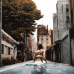 Birdy Nio FS Instagram - Surfing allows me to feel connected to life ,and you. 這座城市連日的陰雨今早忽然被陽光喚醒，灰色的台北在陽光的照耀下變得鮮艷，所有的畫面都是如此，如果你有仔細看的話，每一次拍照，只要沒有陽光，就沒有顏色，就算有顏色也像是被染上一層灰一般，於是有陽光的顏色，對我來說就是夏天的顏色。 藍，這樣的藍能讓我心情好上一陣，也能讓我在擁擠的都市叢林裡有更開闊的期待。即便在這些需要工作的日子裡，我依舊會把衝浪板拿到外頭曬曬太陽，重新打個蠟，想像著她如何帶領你的靈魂奔馳在那一片湛藍之上，她並不屬於這座城市，她應該屬於大海的。 但也因為如此，她在這座城市裡面才會這麼的迷人。 Pic and edit by / @birdynio #用心流浪 #好好生活 #防曬不要擦太多 #浪人 #surf #surfing #underwaterphotography#adventures #landscapephotography #explore #nature #hippie #boho #bohostyle #bohemia Taiwan, Taipei