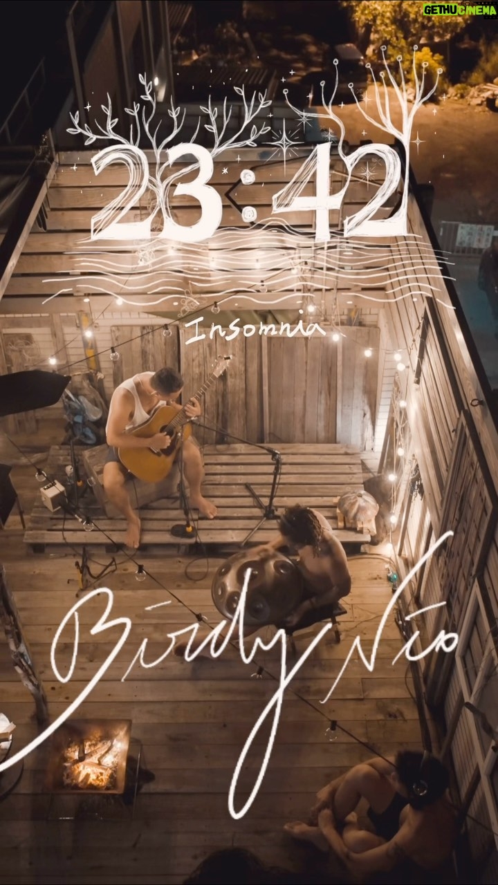 Birdy Nio FS Instagram - Birdy Nio首發個人創作手碟單曲「23:42」 已於各大串流平台發行。 ————————————————————— 無眠,這地方安靜成一片喧囂, 旋律在腦海裡浮現, 試圖把無聲的喧嘩勾勒出一些輪廓, 月夜捨不得讓光照亮這個世界, 捨不得讓魔幻的每一刻消逝, 也捨不得我在它的世界裡就此睡去, 於是霸佔了我整個夜晚, 她說那是屬於她的旋律,只能留在那裡, ———————————————— 我一次又一次的往夜裡的浪潮走去, 卻一次又一次被白晝的浪打的清醒。 於是我失去了睡眠的能力, 在沒了日夜的荒漠裡行走, 無盡無期。 不知道你在哪,睡了沒? 還是ㄧ樣在無眠的夜海裡浮沈呢? 如果你也是,記得來找我, 因為一起失眠,比起獨自霸佔這個時刻還要美。 ———————————— Birdy Nio首發個人創作手碟單曲「23:42」 已於各大串流平台發行, 喜歡聽手碟演奏的朋友終於可以好好聽音樂了。 Handpan made by @yishama_official Maker @yovelcohen1 Scale C Ashakiran 【Song Credit】 曲 Composer|Birdy Nio、陳昶煬 Denny Chen、雷擎 L8ching 編曲 Music Arranger|Birdy Nio、陳昶煬 Denny Chen、雷擎 L8ching 製作人 Producer|雷擎 L8ching 手碟 Handpan|Birdy Nio 吉他 Guitar|陳昶煬 Denny Chen 手碟顧問 Handpan Adviser|李承宇Angus 製作顧問 Production Adviser|鍾濰宇 Yu 錄音師 Recording Engineer|徐振程 Jason Hsu、雷擎 L8ching 混音師 Mixing Engineer|徐振程 Jason Hsu 混音工作室 Mixing Studio|傑昇音樂工作室 Jason Music Studio 母帶後期處理 Mastered by|徐振程 Jason Hsu 母帶後期處理工作室 Mastering Studio|傑昇音樂工作室 Jason Music Studio OP|銀翼文創有限公司 Mr. Wing Creative admin by Music Bravo Co., Ltd. 【Video Credit】 製作 Production|鳥兒映像製作有限公司 Birdy Productions. 監製 Executive Producer|蔡幸伶 Hsing Lin Tsa 導演 Director|邱柏昶 Birdy Nico 導演助理 Assistant to Director|陳昶安 Chang An 製片 Producer|鄭宇璿 Poliz 執行製片 Line Producer|吳熾林 Wu Chih Lin、雞男 Lin Wei Chun 製作助理 Production Assistant|利凱源 Kai Yuan Li 攝影指導 Director Of Photography | 莊竣瑋 Kevin Chuang、陳趾麟 Joe Chen、陸韋中 Wei Chung Lu、楊謹毓 River Yang 平面攝影 Photographer|陳趾麟 Joe Chen 花絮側拍 Behind the Scenes|陳昶安 Chang An、陸韋中 Wei Chung Lu 九巴司機 Transportation|廖桑車隊 Mr.Liao 剪接師 Editor|黃柏勳 Bo Syun Huang 調光師 Colorist|邱柏昶 Birdy Nio 標準字設計 Font Design|盧冠瑾 Gwens Lu 特別感謝 Special Thanks|盧律銘 Lu Ming LU、羅德 Rod Peng、防曬不要擦太多 No Sun No Happy Inn、李莎小鎮 LeeSha Bungalow #handpancommunity #handpan #pantam #handpanplayer #ハンドパン #用心流浪 #好好生活 #忙裡偷閒 #防曬不要擦太多 恆春鎮