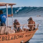 Birdy Nio FS Instagram - Teahupoo 我終於在海裡，碰到了天空。 龐大的海水累積成一道巨浪朝我迎面而來，手上拿著攝影機，無法游的太快，於是巨浪在我面前潰堤，隨之而來的是亂舞的白花，像是被人逼著跳著自己完全不熟的舞步，身體每個部位都被水花往不同的方向拉扯，巨浪將我押入水底翻滾，所幸踢著蛙鞋，於是任由白花翻滾了一陣之後，我將自己快速踢往更深的海裡遠離下一道浪的咆哮，試圖等待這幾波大浪離去。 無意間朝水面看了一眼， 才發現在海中看浪有多麽美。 海水推進淺灘後，因為多餘的海水無處可去，於是開始向上抬升，形成一道道浪湧，浪湧在堆積到極限之後，會在海浪最高的地方開始潰堤，覆蓋下來的水又再次被抬升，然後再次覆蓋，與空氣攪和之後，形成越來越多白花，從水底看，就像是一個正在旋轉的夢境。 發現原來浪湧覆蓋之處也有雲朵，從深處往上看，我們也都曾奔馳在那些白色的浪花之上，乘著浪板在海裡飛翔，在海裡，我終於碰到了天空。 誰會想到令人畏然的巨浪之下能有這麼美的風景呢？我幾乎無法分辨那是天空的藍還是海水的藍了。 每一個潛入水裡的浪人，都像是一個個在空中飛行的旅人，若水面之外是現實，那我願意一直活在那潰堤的瞬間，浮沉在光影和浪淬煉成的一抹混沌裡。 浪會一直來，痛苦還是會在，找到適合自己看世界的方式與角度，比起糾結在如何改變這個世界或許更是我所要經歷的。 我就住在藍色的遠方，那裡只有陽光來的方向，而所有的藍都會被一道一道的浪湧捲入魔幻的交界邊緣，你不需要岸，不需要睡著也不需要醒來。 只要在混沌裡抬頭看看，一粒沙裡也能找到一個世界，一滴雨裡也有一道彩虹，在一道浪裡，也能有一片天空。 All pic shoot by SONY A7Slll @sonytaiwan #用心流浪 #好好生活 #防曬不要擦太多 #浪人 #surf #surfing #underwaterphotography#adventures #landscapephotography #explore #nature #hippie #boho #bohostyle #bohemia Teahupoo, French Polynesia