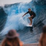 Birdy Nio FS Instagram – Teahupoo 

我終於在海裡，碰到了天空。

龐大的海水累積成一道巨浪朝我迎面而來，手上拿著攝影機，無法游的太快，於是巨浪在我面前潰堤，隨之而來的是亂舞的白花，像是被人逼著跳著自己完全不熟的舞步，身體每個部位都被水花往不同的方向拉扯，巨浪將我押入水底翻滾，所幸踢著蛙鞋，於是任由白花翻滾了一陣之後，我將自己快速踢往更深的海裡遠離下一道浪的咆哮，試圖等待這幾波大浪離去。

無意間朝水面看了一眼，
才發現在海中看浪有多麽美。

海水推進淺灘後，因為多餘的海水無處可去，於是開始向上抬升，形成一道道浪湧，浪湧在堆積到極限之後，會在海浪最高的地方開始潰堤，覆蓋下來的水又再次被抬升，然後再次覆蓋，與空氣攪和之後，形成越來越多白花，從水底看，就像是一個正在旋轉的夢境。

發現原來浪湧覆蓋之處也有雲朵，從深處往上看，我們也都曾奔馳在那些白色的浪花之上，乘著浪板在海裡飛翔，在海裡，我終於碰到了天空。

誰會想到令人畏然的巨浪之下能有這麼美的風景呢？我幾乎無法分辨那是天空的藍還是海水的藍了。

每一個潛入水裡的浪人，都像是一個個在空中飛行的旅人，若水面之外是現實，那我願意一直活在那潰堤的瞬間，浮沉在光影和浪淬煉成的一抹混沌裡。

浪會一直來，痛苦還是會在，找到適合自己看世界的方式與角度，比起糾結在如何改變這個世界或許更是我所要經歷的。

我就住在藍色的遠方，那裡只有陽光來的方向，而所有的藍都會被一道一道的浪湧捲入魔幻的交界邊緣，你不需要岸，不需要睡著也不需要醒來。

只要在混沌裡抬頭看看，一粒沙裡也能找到一個世界，一滴雨裡也有一道彩虹，在一道浪裡，也能有一片天空。

All pic shoot by SONY A7Slll @sonytaiwan 

#用心流浪 #好好生活 #防曬不要擦太多 #浪人 #surf #surfing #underwaterphotography#adventures #landscapephotography #explore #nature #hippie #boho #bohostyle #bohemia Teahupoo, French Polynesia