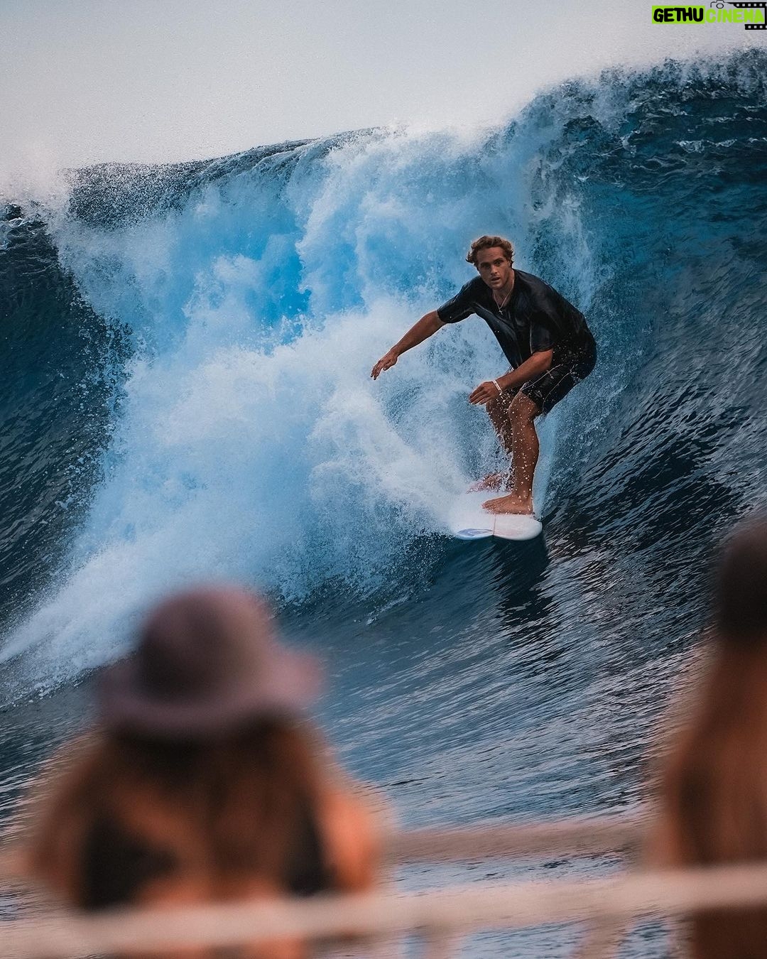 Birdy Nio FS Instagram - Teahupoo 我終於在海裡,碰到了天空。 龐大的海水累積成一道巨浪朝我迎面而來,手上拿著攝影機,無法游的太快,於是巨浪在我面前潰堤,隨之而來的是亂舞的白花,像是被人逼著跳著自己完全不熟的舞步,身體每個部位都被水花往不同的方向拉扯,巨浪將我押入水底翻滾,所幸踢著蛙鞋,於是任由白花翻滾了一陣之後,我將自己快速踢往更深的海裡遠離下一道浪的咆哮,試圖等待這幾波大浪離去。 無意間朝水面看了一眼, 才發現在海中看浪有多麽美。 海水推進淺灘後,因為多餘的海水無處可去,於是開始向上抬升,形成一道道浪湧,浪湧在堆積到極限之後,會在海浪最高的地方開始潰堤,覆蓋下來的水又再次被抬升,然後再次覆蓋,與空氣攪和之後,形成越來越多白花,從水底看,就像是一個正在旋轉的夢境。 發現原來浪湧覆蓋之處也有雲朵,從深處往上看,我們也都曾奔馳在那些白色的浪花之上,乘著浪板在海裡飛翔,在海裡,我終於碰到了天空。 誰會想到令人畏然的巨浪之下能有這麼美的風景呢?我幾乎無法分辨那是天空的藍還是海水的藍了。 每一個潛入水裡的浪人,都像是一個個在空中飛行的旅人,若水面之外是現實,那我願意一直活在那潰堤的瞬間,浮沉在光影和浪淬煉成的一抹混沌裡。 浪會一直來,痛苦還是會在,找到適合自己看世界的方式與角度,比起糾結在如何改變這個世界或許更是我所要經歷的。 我就住在藍色的遠方,那裡只有陽光來的方向,而所有的藍都會被一道一道的浪湧捲入魔幻的交界邊緣,你不需要岸,不需要睡著也不需要醒來。 只要在混沌裡抬頭看看,一粒沙裡也能找到一個世界,一滴雨裡也有一道彩虹,在一道浪裡,也能有一片天空。 All pic shoot by SONY A7Slll @sonytaiwan #用心流浪 #好好生活 #防曬不要擦太多 #浪人 #surf #surfing #underwaterphotography#adventures #landscapephotography #explore #nature #hippie #boho #bohostyle #bohemia Teahupoo, French Polynesia