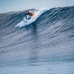 Birdy Nio FS Instagram - Teahupoo 我終於在海裡，碰到了天空。 龐大的海水累積成一道巨浪朝我迎面而來，手上拿著攝影機，無法游的太快，於是巨浪在我面前潰堤，隨之而來的是亂舞的白花，像是被人逼著跳著自己完全不熟的舞步，身體每個部位都被水花往不同的方向拉扯，巨浪將我押入水底翻滾，所幸踢著蛙鞋，於是任由白花翻滾了一陣之後，我將自己快速踢往更深的海裡遠離下一道浪的咆哮，試圖等待這幾波大浪離去。 無意間朝水面看了一眼， 才發現在海中看浪有多麽美。 海水推進淺灘後，因為多餘的海水無處可去，於是開始向上抬升，形成一道道浪湧，浪湧在堆積到極限之後，會在海浪最高的地方開始潰堤，覆蓋下來的水又再次被抬升，然後再次覆蓋，與空氣攪和之後，形成越來越多白花，從水底看，就像是一個正在旋轉的夢境。 發現原來浪湧覆蓋之處也有雲朵，從深處往上看，我們也都曾奔馳在那些白色的浪花之上，乘著浪板在海裡飛翔，在海裡，我終於碰到了天空。 誰會想到令人畏然的巨浪之下能有這麼美的風景呢？我幾乎無法分辨那是天空的藍還是海水的藍了。 每一個潛入水裡的浪人，都像是一個個在空中飛行的旅人，若水面之外是現實，那我願意一直活在那潰堤的瞬間，浮沉在光影和浪淬煉成的一抹混沌裡。 浪會一直來，痛苦還是會在，找到適合自己看世界的方式與角度，比起糾結在如何改變這個世界或許更是我所要經歷的。 我就住在藍色的遠方，那裡只有陽光來的方向，而所有的藍都會被一道一道的浪湧捲入魔幻的交界邊緣，你不需要岸，不需要睡著也不需要醒來。 只要在混沌裡抬頭看看，一粒沙裡也能找到一個世界，一滴雨裡也有一道彩虹，在一道浪裡，也能有一片天空。 All pic shoot by SONY A7Slll @sonytaiwan #用心流浪 #好好生活 #防曬不要擦太多 #浪人 #surf #surfing #underwaterphotography#adventures #landscapephotography #explore #nature #hippie #boho #bohostyle #bohemia Teahupoo, French Polynesia