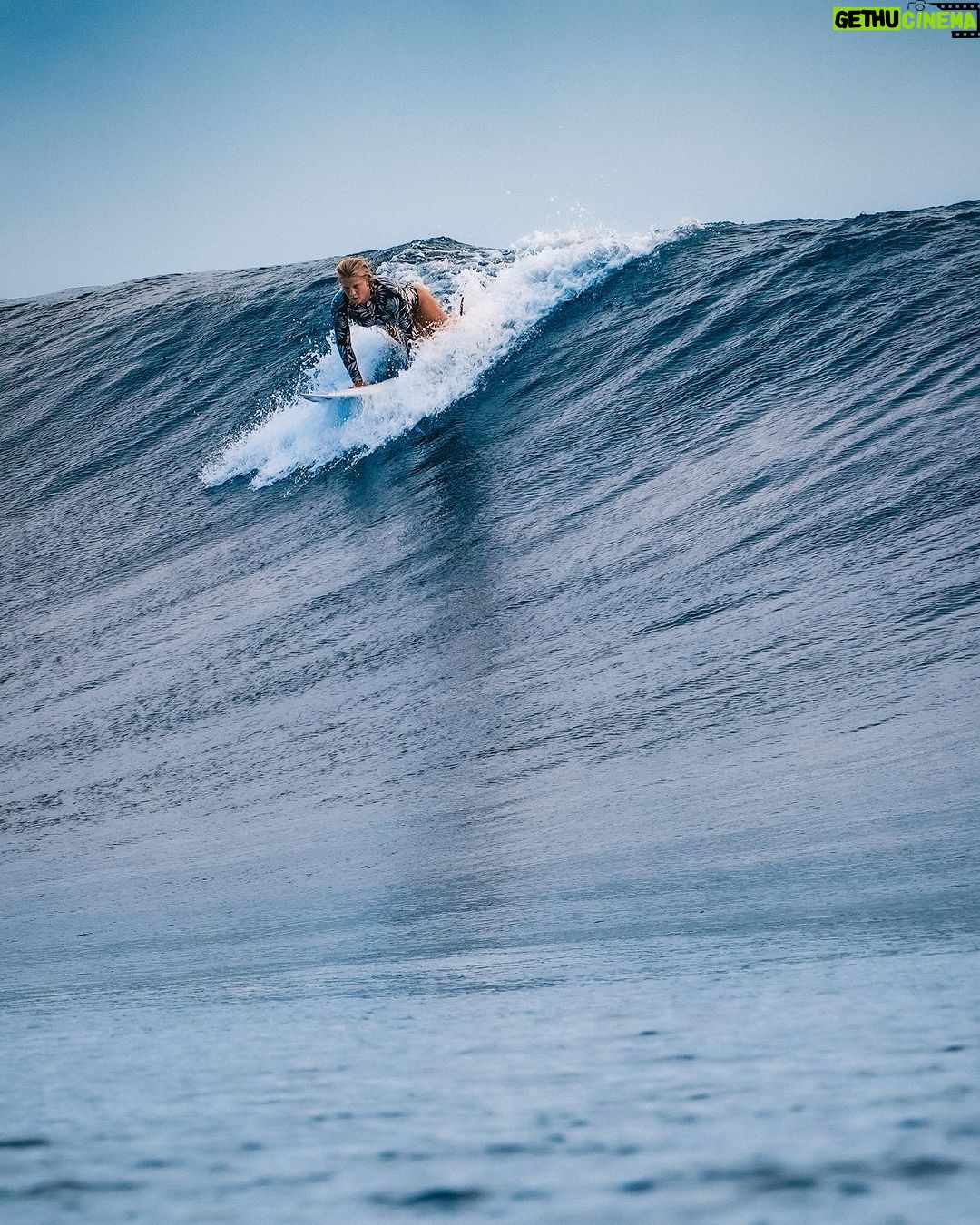 Birdy Nio FS Instagram - Teahupoo 我終於在海裡,碰到了天空。 龐大的海水累積成一道巨浪朝我迎面而來,手上拿著攝影機,無法游的太快,於是巨浪在我面前潰堤,隨之而來的是亂舞的白花,像是被人逼著跳著自己完全不熟的舞步,身體每個部位都被水花往不同的方向拉扯,巨浪將我押入水底翻滾,所幸踢著蛙鞋,於是任由白花翻滾了一陣之後,我將自己快速踢往更深的海裡遠離下一道浪的咆哮,試圖等待這幾波大浪離去。 無意間朝水面看了一眼, 才發現在海中看浪有多麽美。 海水推進淺灘後,因為多餘的海水無處可去,於是開始向上抬升,形成一道道浪湧,浪湧在堆積到極限之後,會在海浪最高的地方開始潰堤,覆蓋下來的水又再次被抬升,然後再次覆蓋,與空氣攪和之後,形成越來越多白花,從水底看,就像是一個正在旋轉的夢境。 發現原來浪湧覆蓋之處也有雲朵,從深處往上看,我們也都曾奔馳在那些白色的浪花之上,乘著浪板在海裡飛翔,在海裡,我終於碰到了天空。 誰會想到令人畏然的巨浪之下能有這麼美的風景呢?我幾乎無法分辨那是天空的藍還是海水的藍了。 每一個潛入水裡的浪人,都像是一個個在空中飛行的旅人,若水面之外是現實,那我願意一直活在那潰堤的瞬間,浮沉在光影和浪淬煉成的一抹混沌裡。 浪會一直來,痛苦還是會在,找到適合自己看世界的方式與角度,比起糾結在如何改變這個世界或許更是我所要經歷的。 我就住在藍色的遠方,那裡只有陽光來的方向,而所有的藍都會被一道一道的浪湧捲入魔幻的交界邊緣,你不需要岸,不需要睡著也不需要醒來。 只要在混沌裡抬頭看看,一粒沙裡也能找到一個世界,一滴雨裡也有一道彩虹,在一道浪裡,也能有一片天空。 All pic shoot by SONY A7Slll @sonytaiwan #用心流浪 #好好生活 #防曬不要擦太多 #浪人 #surf #surfing #underwaterphotography#adventures #landscapephotography #explore #nature #hippie #boho #bohostyle #bohemia Teahupoo, French Polynesia