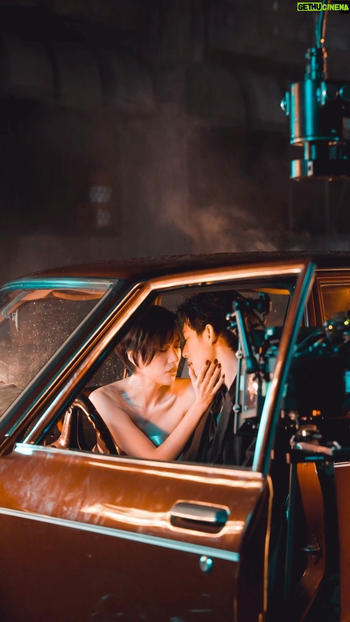 Birdy Nio FS - 3.2K Likes - Director’s new work 導演新作品,
Molly X YSL Beauty。
———————————————
那是一抹焦黑的紅,
是ㄧ口熟成的蘋果,
是一瞬之間的屏息,
也是一陣被束縛的欲動,
是一場遊戲,
卻也是我們真實的樣貌。
———————————————
半個月前人在國外工作,
忽然接到Molly和團隊的電話,
希望做一個厲害的Project ,
雖然處於爆炸忙碌的狀態猶豫不決,
但最後還是被Molly和Henry說服了,
於是才又開始一連串的挑戰。
謝謝所有夥伴願意陪我一起發瘋,
弄了一支帥又時尚的片子,
Thx Molly and Henry for having me !
跟你們拍永遠都是痛苦和痛快並行 XD
歡迎大家來找我拍帥片!
————————————
花絮拍攝剪輯
@anboly
Team Birdy
製作公司 Production House|鳥兒映像製作有限公司 BIRDY PRODUCTION
演員 / @xu__3114 @molly_chiang
導演 Director|邱柏昶 Birdy Nio
監製 Executive Producer|蔡幸伶 Hsing Lin Tsa
導演助理 Assistant to Director|陳昶安 Chang An
製片 Producer|鄭宇璿 Poliz
執行製片 Line Producer|簡子崴 Willis Chien
製片廠務 Production Assistant|吳信毅 Sinye Wu、程鎮岳 CHEYUEHNG Chen、陳世宏 Isred Chen、林愛紋 Ai Wun Lin
攝影指導 Director of Photography|莊竣瑋 Kevin Chuang
攝影大助 1st Assistant Camera|余書豪 Jesse Yu
攝影二助 2nd Assistant Camera|和寬攝影器材 Hekuan Equipment Co.Ltd
搖臂 Crane|李少川團隊 SHAO-CHUAN LI Team
燈光師 Gaffer|曾鈺展 Godavid
燈光大助 Best Boy|李紹凱 MT-Kai
燈光二助 Best Boy|張文豪 Jhang Wun Hao、楊育鈞 Yang Yu Jun
美術 Art Director|八比王 Bobby Wang
美術廠務 Set Dresser|李恒頤 Heng yi Li 、莊凱皓 Kai Hao Jhuang、蕭郡英 Jyun Ying Hsiao
演員 Actor|徐碩廷 Tim Hsu
化妝師 Makeup Artist|謝廷翊 HSIEHTINGI
髮型師 Hair Stylist|沈紀葶 SHENCHITING
剪接師 Editor|黃柏勳 Bo Syun Huang
調光室 Color Grading|時間軸影像製作有限公司 Timeline Studio
調光師 Colorist|蘇佩 Pipi Su
交通 Transportation|韓世杰 Shih Chieh Han
雨景效果|光圈映像 APERTURE STUDIO
攝影器材 Camera Equipment|和寬攝影器材 Hekuan Equipment Co.Ltd
燈光器材 Light Equipment|和寬攝影器材 Hekuan Equipment Co.Ltd