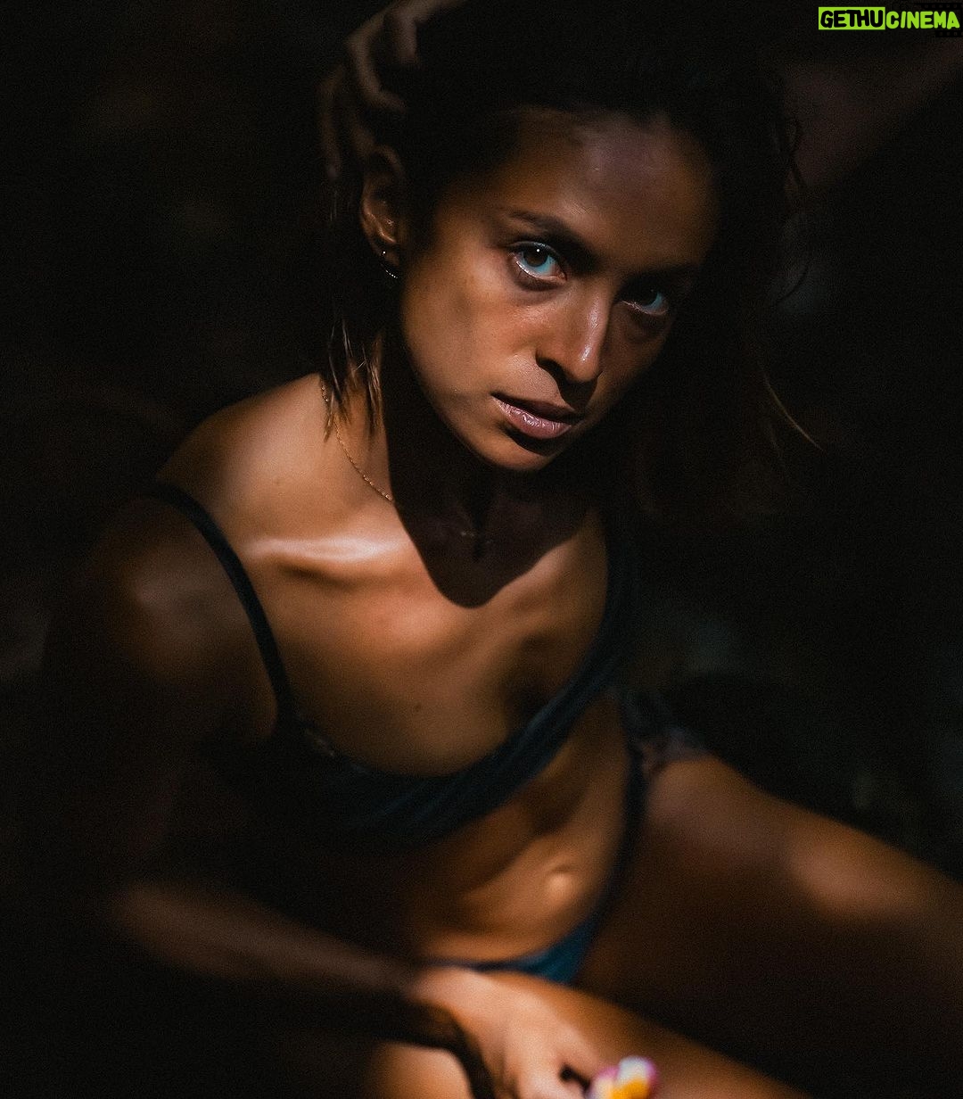 Birdy Nio FS Instagram - 「What’s all these design meaning?」 「Why? You don’t need to know what it exactly mean , you just need a direction to move on, and a reason!」 對於那些失傳的語言和圖文,人們總是有著各種解釋,而每一種解釋都像是一種想像和故事,書和語言其實根本無法精確定義它們,所以想要在裡頭尋找意義時,總會迷失在尋找的過程中,然後被各種看似答案的語言和文字說服。 有時候,我們需要的只是一個方向,一個在自己身上能提醒自己的方向。 當你第一眼看到它並對它有所感受時,它早已有一個輪廓在你心裡了,那就是它存在的意義。 「神的皮膚。」他們說。 如果將這些符號刺在身上,我們就屬於神的一部分了,那希望我所到之處的足跡也能藏進你的靈魂裡,海浪上的水痕也能刻進你的血液中,不用語言和文字,就留給山海說明,或是鑽進我們夢想中最美的浪管裡,把還沒說的跟著海浪一起掩埋在一朵朵白色的浪花和彩虹裡。 Bikini / @surfaceapparel All pic shoot by SONY A7Slll @sonytaiwan #用心流浪 #好好生活 #防曬不要擦太多 #浪人 #surf #surfing #underwaterphotography#adventures #landscapephotography #explore #nature #hippie #boho #bohostyle #bohemia Tahiti Polynésie Française.