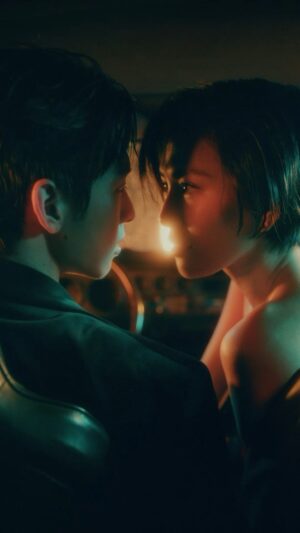 Birdy Nio FS Instagram - Director’s new work 導演新作品，

Molly X YSL Beauty。

———————————————

那是一抹焦黑的紅，

是ㄧ口熟成的蘋果，

是一瞬之間的屏息，

也是一陣被束縛的欲動，

是一場遊戲，

卻也是我們真實的樣貌。

———————————————

半個月前人在國外工作，

忽然接到Molly和團隊的電話，

希望做一個厲害的Project ，

雖然處於爆炸忙碌的狀態猶豫不決，

但最後還是被Molly和Henry說服了，

於是才又開始一連串的挑戰。

謝謝所有夥伴願意陪我一起發瘋，

弄了一支帥又時尚的片子，

Thx Molly and Henry for having me !

跟你們拍永遠都是痛苦和痛快並行 XD

歡迎大家來找我拍帥片！

————————————

Team Birdy 

製作公司 Production House｜鳥兒映像製作有限公司 BIRDY PRODUCTION

導演 Director｜邱柏昶 Birdy Nio
監製 Executive Producer｜蔡幸伶 Hsing Lin Tsa
導演助理 Assistant to Director｜陳昶安 Chang An

製片 Producer｜鄭宇璿 Poliz
執行製片 Line Producer｜簡子崴 Willis Chien
製片廠務 Production Assistant｜吳信毅 Sinye Wu、程鎮岳 CHEYUEHNG Chen、陳世宏 Isred Chen、林愛紋 Ai Wun Lin

攝影指導 Director of Photography｜莊竣瑋 Kevin Chuang
攝影大助 1st Assistant Camera｜余書豪 Jesse Yu
攝影二助 2nd Assistant Camera｜和寬攝影器材 Hekuan Equipment Co.Ltd
搖臂 Crane｜李少川團隊 SHAO-CHUAN LI Team

燈光師 Gaffer｜曾鈺展 Godavid
燈光大助 Best Boy｜李紹凱 MT-Kai
燈光二助 Best Boy｜張文豪 Jhang Wun Hao、楊育鈞 Yang Yu Jun

美術 Art Director｜八比王 Bobby Wang
美術廠務 Set Dresser｜李恒頤 Heng yi Li 、莊凱皓 Kai Hao Jhuang、蕭郡英 Jyun Ying Hsiao

演員 Actor｜徐碩廷 Tim Hsu
化妝師 Makeup Artist｜謝廷翊 HSIEHTINGI
髮型師 Hair Stylist｜沈紀葶 SHENCHITING

剪接師 Editor｜黃柏勳 Bo Syun Huang
調光室 Color Grading｜時間軸影像製作有限公司 Timeline Studio
調光師 Colorist｜蘇佩 Pipi Su

交通 Transportation｜韓世杰 Shih Chieh Han
雨景效果｜光圈映像 APERTURE STUDIO

攝影器材 Camera Equipment｜和寬攝影器材 Hekuan Equipment Co.Ltd
燈光器材 Light Equipment｜和寬攝影器材 Hekuan Equipment Co.Ltd