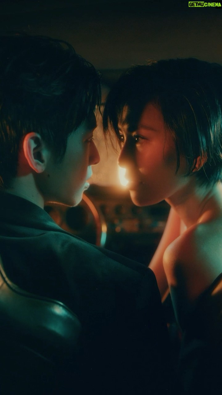 Birdy Nio FS - 2.3K Likes - Director’s new work 導演新作品,
Molly X YSL Beauty。
———————————————
那是一抹焦黑的紅,
是ㄧ口熟成的蘋果,
是一瞬之間的屏息,
也是一陣被束縛的欲動,
是一場遊戲,
卻也是我們真實的樣貌。
———————————————
半個月前人在國外工作,
忽然接到Molly和團隊的電話,
希望做一個厲害的Project ,
雖然處於爆炸忙碌的狀態猶豫不決,
但最後還是被Molly和Henry說服了,
於是才又開始一連串的挑戰。
謝謝所有夥伴願意陪我一起發瘋,
弄了一支帥又時尚的片子,
Thx Molly and Henry for having me !
跟你們拍永遠都是痛苦和痛快並行 XD
歡迎大家來找我拍帥片!
————————————
Team Birdy
製作公司 Production House|鳥兒映像製作有限公司 BIRDY PRODUCTION
導演 Director|邱柏昶 Birdy Nio
監製 Executive Producer|蔡幸伶 Hsing Lin Tsa
導演助理 Assistant to Director|陳昶安 Chang An
製片 Producer|鄭宇璿 Poliz
執行製片 Line Producer|簡子崴 Willis Chien
製片廠務 Production Assistant|吳信毅 Sinye Wu、程鎮岳 CHEYUEHNG Chen、陳世宏 Isred Chen、林愛紋 Ai Wun Lin
攝影指導 Director of Photography|莊竣瑋 Kevin Chuang
攝影大助 1st Assistant Camera|余書豪 Jesse Yu
攝影二助 2nd Assistant Camera|和寬攝影器材 Hekuan Equipment Co.Ltd
搖臂 Crane|李少川團隊 SHAO-CHUAN LI Team
燈光師 Gaffer|曾鈺展 Godavid
燈光大助 Best Boy|李紹凱 MT-Kai
燈光二助 Best Boy|張文豪 Jhang Wun Hao、楊育鈞 Yang Yu Jun
美術 Art Director|八比王 Bobby Wang
美術廠務 Set Dresser|李恒頤 Heng yi Li 、莊凱皓 Kai Hao Jhuang、蕭郡英 Jyun Ying Hsiao
演員 Actor|徐碩廷 Tim Hsu
化妝師 Makeup Artist|謝廷翊 HSIEHTINGI
髮型師 Hair Stylist|沈紀葶 SHENCHITING
剪接師 Editor|黃柏勳 Bo Syun Huang
調光室 Color Grading|時間軸影像製作有限公司 Timeline Studio
調光師 Colorist|蘇佩 Pipi Su
交通 Transportation|韓世杰 Shih Chieh Han
雨景效果|光圈映像 APERTURE STUDIO
攝影器材 Camera Equipment|和寬攝影器材 Hekuan Equipment Co.Ltd
燈光器材 Light Equipment|和寬攝影器材 Hekuan Equipment Co.Ltd