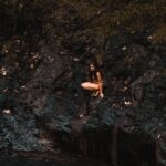 Birdy Nio FS Instagram - 「Did you land?」 「Yes,I am already here,why ?」 「No,I mean your soul.」 日子就這麼停留在南太平洋中央的島嶼上，離開所有ㄧ切知悉的環境，將自己放逐在被湛藍包圍的一座孤島，時間不再重要，日子剩下晝與夜的差別，待得越久，日出而作日落而息的感受越是深刻。 慵懶的金黃染上壯闊的島嶼，陽光延著山壁蔓延至山頂，巨人正被喚醒，微風撩動樹影，落葉在耳邊低語，溪水穿過林地流遍她的身驅，我們輕踏著步伐，在她半夢半醒之際，窺視她最迷人的樣子。 是不是早在遇見她之前，就已經認識她了呢？ 她在我風景裡的每個時刻，快門按下的瞬間總會閃過這個念頭。 我的靈魂走得比較慢，需要時間感受這個島嶼和人給我的訊息和能量，每到一個新的地方，ㄧ定會有一個時刻，做了某件事，遇見某個人，或是誰說了某句話，才讓我能覺得自己已經在這裡了。 「Did you land?」she said. 「Yes,I am already here,why ?」 「No,I mean your soul.」 「Still floating ,I think.」 「Once if you surf here,then you are landing.」she told me. 「Than let’s go to surf!」我說。 Bikini / @surfaceapparel All pic shoot by SONY A7Slll @sonytaiwan #用心流浪 #好好生活 #防曬不要擦太多 #浪人 #surf #surfing #underwaterphotography#adventures #landscapephotography #explore #nature #hippie #boho #bohostyle #bohemia Tahiti Polynésie Française.