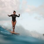 Birdy Nio FS Instagram – 那本來就不是一趟輕鬆的旅程。

選擇在一片混沌裡尋找那一瞬間的感動，那本來就不是一趟輕鬆的旅程。

風暴剛離開不久，能量持續推進，我站在岸上觀察許久，看清楚海流的方向以及海浪的頻率和節奏，潮汐的時間也在錶上對過，把最壞的結果先在腦中排練一遍，面對著大浪，的確猶豫了片刻，但最終還是被海的顏色以及光影的交錯迷的心醉，綁好Leash，穿上蛙鞋拿起攝影機，然後鼓起勇氣走進大家拼了命都想離開的白色地獄裡。

我知道海流會把我帶走，海水正在漲，浪蓋下來的水越來越多，白花非常的厚，水往回流的速度也非常快，不到幾秒，我已經離岸邊好遠，我開始觀察每一道浪炸下來的區域和深度，確保自己有足夠的空間潛越，然後ㄧ邊在浪人們的路線上尋找最棒的光線和構圖，然而颱風浪的海流總是多變，裡面和外面的流向完全不同，要保持在原本的位子，幾乎是不可能，只能拼命地踢著蛙鞋，靠岸上的樹木定位，隨時感受自己是否迷失了方向。

一道浪過來，完美的角度光線和位子，浪人加速奔馳在浪頭上的瞬間，在拿起攝影機的同時，還必須預判對方的路線以及停損點，同時要踢著蛙鞋浮在水面上，同時還得穩定雙手，也得在拍完的瞬間潛進水裡躲過一道道的大浪，或是劃過頭頂的衝浪板，一旦停損點設得太後面或是稍微貪心了，接下來就是被大浪拉起，然後無情地往水裡炸，或是直接被板子撞上，大概就像是一邊跑步一邊拿著攝影機拍，然後還要小心前面撞過來的車子。

水中衝浪攝影是一個非常需要體力的創作方式，衝浪我通常一次能在水裡待四五個小時，但是水攝創作，通常一兩個小時就極限了，颱風天尤其是。

前陣子有人問過我，其實拿著長焦在岸上拍也可以啊，幹嘛一定要下水？

衝浪這件事，美的不只是在浪上奔馳的人，而是那些擁有靈魂的細節，是那些你不必看到全貌卻能感受到整個氛圍的細節，是那些只有在混沌之中才能擁有的細節。

而這次使用的攝影機依舊是我最喜歡的Sony A7Slll，搭配了135mm GM鏡頭，把我最愛的細節記錄下來。

All Film by Sony A7Slll + 135mm GM
Thx for having me @sonytaiwan 

#用心流浪 #好好生活 #防曬不要擦太多 #浪人 #surf #surfing #underwaterphotography#adventures #landscapephotography #explore #nature #hippie #boho #bohostyle #bohemia #bali 墾丁南灣