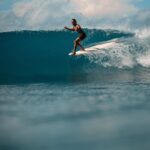 Birdy Nio FS Instagram – 那本來就不是一趟輕鬆的旅程。

選擇在一片混沌裡尋找那一瞬間的感動，那本來就不是一趟輕鬆的旅程。

風暴剛離開不久，能量持續推進，我站在岸上觀察許久，看清楚海流的方向以及海浪的頻率和節奏，潮汐的時間也在錶上對過，把最壞的結果先在腦中排練一遍，面對著大浪，的確猶豫了片刻，但最終還是被海的顏色以及光影的交錯迷的心醉，綁好Leash，穿上蛙鞋拿起攝影機，然後鼓起勇氣走進大家拼了命都想離開的白色地獄裡。

我知道海流會把我帶走，海水正在漲，浪蓋下來的水越來越多，白花非常的厚，水往回流的速度也非常快，不到幾秒，我已經離岸邊好遠，我開始觀察每一道浪炸下來的區域和深度，確保自己有足夠的空間潛越，然後ㄧ邊在浪人們的路線上尋找最棒的光線和構圖，然而颱風浪的海流總是多變，裡面和外面的流向完全不同，要保持在原本的位子，幾乎是不可能，只能拼命地踢著蛙鞋，靠岸上的樹木定位，隨時感受自己是否迷失了方向。

一道浪過來，完美的角度光線和位子，浪人加速奔馳在浪頭上的瞬間，在拿起攝影機的同時，還必須預判對方的路線以及停損點，同時要踢著蛙鞋浮在水面上，同時還得穩定雙手，也得在拍完的瞬間潛進水裡躲過一道道的大浪，或是劃過頭頂的衝浪板，一旦停損點設得太後面或是稍微貪心了，接下來就是被大浪拉起，然後無情地往水裡炸，或是直接被板子撞上，大概就像是一邊跑步一邊拿著攝影機拍，然後還要小心前面撞過來的車子。

水中衝浪攝影是一個非常需要體力的創作方式，衝浪我通常一次能在水裡待四五個小時，但是水攝創作，通常一兩個小時就極限了，颱風天尤其是。

前陣子有人問過我，其實拿著長焦在岸上拍也可以啊，幹嘛一定要下水？

衝浪這件事，美的不只是在浪上奔馳的人，而是那些擁有靈魂的細節，是那些你不必看到全貌卻能感受到整個氛圍的細節，是那些只有在混沌之中才能擁有的細節。

而這次使用的攝影機依舊是我最喜歡的Sony A7Slll，搭配了135mm GM鏡頭，把我最愛的細節記錄下來。

All Film by Sony A7Slll + 135mm GM
Thx for having me @sonytaiwan 

#用心流浪 #好好生活 #防曬不要擦太多 #浪人 #surf #surfing #underwaterphotography#adventures #landscapephotography #explore #nature #hippie #boho #bohostyle #bohemia #bali 墾丁南灣