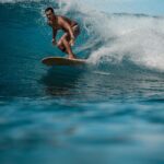 Birdy Nio FS Instagram – 那本來就不是一趟輕鬆的旅程。

選擇在一片混沌裡尋找那一瞬間的感動，那本來就不是一趟輕鬆的旅程。

風暴剛離開不久，能量持續推進，我站在岸上觀察許久，看清楚海流的方向以及海浪的頻率和節奏，潮汐的時間也在錶上對過，把最壞的結果先在腦中排練一遍，面對著大浪，的確猶豫了片刻，但最終還是被海的顏色以及光影的交錯迷的心醉，綁好Leash，穿上蛙鞋拿起攝影機，然後鼓起勇氣走進大家拼了命都想離開的白色地獄裡。

我知道海流會把我帶走，海水正在漲，浪蓋下來的水越來越多，白花非常的厚，水往回流的速度也非常快，不到幾秒，我已經離岸邊好遠，我開始觀察每一道浪炸下來的區域和深度，確保自己有足夠的空間潛越，然後ㄧ邊在浪人們的路線上尋找最棒的光線和構圖，然而颱風浪的海流總是多變，裡面和外面的流向完全不同，要保持在原本的位子，幾乎是不可能，只能拼命地踢著蛙鞋，靠岸上的樹木定位，隨時感受自己是否迷失了方向。

一道浪過來，完美的角度光線和位子，浪人加速奔馳在浪頭上的瞬間，在拿起攝影機的同時，還必須預判對方的路線以及停損點，同時要踢著蛙鞋浮在水面上，同時還得穩定雙手，也得在拍完的瞬間潛進水裡躲過一道道的大浪，或是劃過頭頂的衝浪板，一旦停損點設得太後面或是稍微貪心了，接下來就是被大浪拉起，然後無情地往水裡炸，或是直接被板子撞上，大概就像是一邊跑步一邊拿著攝影機拍，然後還要小心前面撞過來的車子。

水中衝浪攝影是一個非常需要體力的創作方式，衝浪我通常一次能在水裡待四五個小時，但是水攝創作，通常一兩個小時就極限了，颱風天尤其是。

前陣子有人問過我，其實拿著長焦在岸上拍也可以啊，幹嘛一定要下水？

衝浪這件事，美的不只是在浪上奔馳的人，而是那些擁有靈魂的細節，是那些你不必看到全貌卻能感受到整個氛圍的細節，是那些只有在混沌之中才能擁有的細節。

而這次使用的攝影機依舊是我最喜歡的Sony A7Slll，搭配了135mm GM鏡頭，把我最愛的細節記錄下來。

All Film by Sony A7Slll + 135mm GM
Thx for having me @sonytaiwan 

#用心流浪 #好好生活 #防曬不要擦太多 #浪人 #surf #surfing #underwaterphotography#adventures #landscapephotography #explore #nature #hippie #boho #bohostyle #bohemia #bali 墾丁南灣