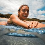 Birdy Nio FS Instagram – 留得住那個笑容跟顏色，卻總是留不住那個稍縱即逝的時刻，人是如此，越是這樣，才越感覺深刻。

我記得那個笑容，那是在海上被滯留的風景，短短的瞬間，海浪從湧起到蓋下，你深吸一口氣跟著板子一起潛入水中，海浪在你的天空開出一片雲彩，光透著浪花的夾縫進到了你的宇宙裡，將你的肌膚染上一抹金黃。

無色的海，因為你而變得湛藍了。

就像我在你眼裡看見的夏天一樣，即便遇到再大的風暴或是浪湧，你也會穿梭在光影與湛藍之間，然後越出水面，再次大口呼吸，奮力活成你最喜歡的樣子。

Bikini / @surfaceapparel 
Shot in Sony A7S3 @sonytaiwan 

#用心流浪 #好好生活 #防曬不要擦太多 #浪人 #surf #surfing #underwaterphotography#adventures #landscapephotography #explore #nature #hippie #boho #bohostyle #bohemia #bali