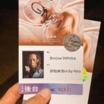 Birdy Nio FS Instagram - 這次入圍首先謝謝金曲獎以及評審們對這個作品的肯定，也謝謝 @jade_official_tw 樂團願意找我一起創作，當然也謝謝幕後辛苦的工作人員以及來幫忙的演員們。 監製 @hsinglinnnnnn 蔡幸伶，製片姿元，攝影師 @c_kevin0905 竣瑋，以及後期胖弟。沒有你們任何一個，就算再簡單的劇本都沒辦法被完整的呈現出來。 我真的很喜歡我的工作，很幸運能幫每一個音樂人以及他們寫出的每一首歌打造出適合他們的樣貌，讓這些歌看起來更好聽，這件事真的很幸福。 也謝謝今晚所有的音樂人，真的是因為你們的音樂，讓我對影像還持續充滿想像，謝謝你們。 謝謝我的金曲御用造型師 @dafakuo 大花和 @solongbitchesss_220 ，每次入圍都讓我帥帥。 還有髮型師 @ifoxoox 飛鴻，一直不爽我去衝浪弄亂頭髮卻還是來幫我整理好的兄弟。 也謝謝 @journalstandard.tw 的服裝，WackoMaria的Guilty parties 紫色西裝我一看到就好喜歡。 老瑪下次約好一起穿防寒衣唷！ Suit from @journalstandard.tw @wackomaria_guiltyparties Taipei, Taiwan