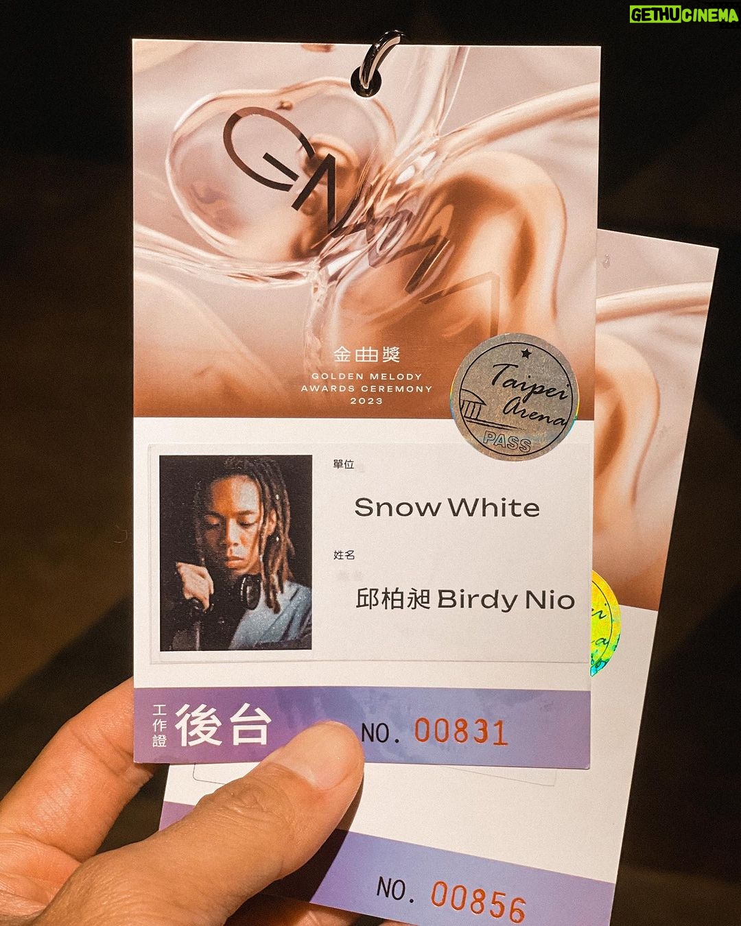 Birdy Nio FS - 4.1K Likes - 這次入圍首先謝謝金曲獎以及評審們對這個作品的肯定,也謝謝 @jade_official_tw 樂團願意找我一起創作,當然也謝謝幕後辛苦的工作人員以及來幫忙的演員們。
監製 @hsinglinnnnnn 蔡幸伶,製片姿元,攝影師 @c_kevin0905 竣瑋,以及後期胖弟。沒有你們任何一個,就算再簡單的劇本都沒辦法被完整的呈現出來。
我真的很喜歡我的工作,很幸運能幫每一個音樂人以及他們寫出的每一首歌打造出適合他們的樣貌,讓這些歌看起來更好聽,這件事真的很幸福。
也謝謝今晚所有的音樂人,真的是因為你們的音樂,讓我對影像還持續充滿想像,謝謝你們。
謝謝我的金曲御用造型師 @dafakuo 大花和 @solongbitchesss_220 ,每次入圍都讓我帥帥。
還有髮型師 @ifoxoox 飛鴻,一直不爽我去衝浪弄亂頭髮卻還是來幫我整理好的兄弟。
也謝謝 @journalstandard.tw 的服裝,WackoMaria的Guilty parties 紫色西裝我一看到就好喜歡。
老瑪下次約好一起穿防寒衣唷!
Suit from @journalstandard.tw @wackomaria_guiltyparties