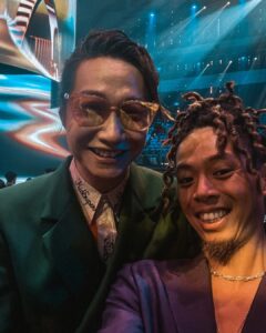 Birdy Nio FS Instagram - 這次入圍首先謝謝金曲獎以及評審們對這個作品的肯定，也謝謝 @jade_official_tw 樂團願意找我一起創作，當然也謝謝幕後辛苦的工作人員以及來幫忙的演員們。 監製 @hsinglinnnnnn 蔡幸伶，製片姿元，攝影師 @c_kevin0905 竣瑋，以及後期胖弟。沒有你們任何一個，就算再簡單的劇本都沒辦法被完整的呈現出來。 我真的很喜歡我的工作，很幸運能幫每一個音樂人以及他們寫出的每一首歌打造出適合他們的樣貌，讓這些歌看起來更好聽，這件事真的很幸福。 也謝謝今晚所有的音樂人，真的是因為你們的音樂，讓我對影像還持續充滿想像，謝謝你們。 謝謝我的金曲御用造型師 @dafakuo 大花和 @solongbitchesss_220 ，每次入圍都讓我帥帥。 還有髮型師 @ifoxoox 飛鴻，一直不爽我去衝浪弄亂頭髮卻還是來幫我整理好的兄弟。 也謝謝 @journalstandard.tw 的服裝，WackoMaria的Guilty parties 紫色西裝我一看到就好喜歡。 老瑪下次約好一起穿防寒衣唷！ Suit from @journalstandard.tw @wackomaria_guiltyparties Taipei, Taiwan