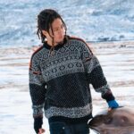 Birdy Nio FS Instagram - JADE樂團「差 - 點」MV入圍了第三十四屆金曲獎「最佳音樂錄影帶」的獎項。 同時也恭喜所有入圍的朋友們！ 下午在演唱會彩排現場工作的時候，手機訊息量忽然爆炸，回過神才發現原來今天是金曲的入圍公佈名單。 想說一堆人在跟我恭喜什麼？！ 總之謝謝金曲獎給予的肯定，讓作品有機會再再次入圍，很感謝，也覺的很幸運，畢竟可能還有更多厲害的作品存在，只是還沒被看見，謝謝Jade樂團兩位帥哥的信任，他們是真的很帥沒在開玩笑，讓我可以拍我想拍的創作，更感謝的是幕前幕後每一位工作人員和朋友的幫忙，謝謝鳥兒監製蔡蔡，一路上成長了許多，也幫了我很多很多的忙，希望未來還能一起努力下去，也謝謝製片姿元和攝影竣瑋，老夥伴每次總是相挺到底，沒有你們這些腳本也無法被實現，謝謝 @z______y___ 的介紹，最感謝嘟嘟，一開始跟小馬來聊劇本還被我凹搬家，那時候說幫忙搬家換一隻MV，結果一拍就入圍了，腳本還是喝酒時候想出來的，沒有你們，就不會有這些視覺和想像。最後謝謝胖弟幫我一點一點把鋼絲修掉，好險有你！ 謝謝所有願意把音樂交付予我的企劃和歌手，未來不論好的壞的也都將是我繼續創作的養分和動力，謝謝所有朋友們的祝福我都收到了，無論結果如何，都已經很滿意了，我愛我的工作，什麼都不會變，我依舊是個想好好創作和生活的人。 隨著產業型態的發展，拍攝的預算越來越少，得用更多的頭腦，專業和創意來彌補預算上的不足，於是團隊合作越來越重要，大家願意花心思在完成每一個作品上對我來說真的非常感激的一件事情，我一定不是最厲害的，但每一次都很期待跟厲害的你們碰撞出新的火花，如有榮耀，這也都歸功於你們的創意，專業，堅持，以及汗水。 這條路上始終有許多人來來去去，身邊因為各種因素放棄的人也不少，而還在路上的這些夥伴們，相信我們都是想前往同一個地方而相遇，期待我們能將路走得更寬廣，創作，因為你們而更加完整，真心的謝謝你們每一位，每一位不同領域以及專業的夥伴，我們江湖見。 對了，嘟嘟很勇敢，我們是真的直接站在6樓的邊邊，爆幹高，他綁了三條鋼絲，還是很ㄍㄧㄥ！ 然後我好想衝浪！！！ @jade_official_tw @dooodooolu @c_kevin0905 @hsinglinnnnnn #金曲34 #金曲獎 #最佳音樂錄影帶 #Jade #用心流浪 #好好生活 #防曬不要擦太多 #浪人 #ontheroad #travel #wild #roadtrip #lifestyle #mountain #clouds #forest #adventures #landscapephotography #explore Taipei, Taiwan