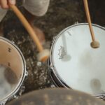Birdy Nio FS Instagram – 我們停在河谷間，

錄音師Jason正猶豫著，

到底要不要把導線放到水裡，

昶暘坐在溪流中的一顆石頭上彈著吉他，

而我跟雷擎踩在溪流中幫Jason拿著導線等待。

Jason：「其實這樣我也不知道可不可以，我沒試過。」

「只要導線的頭不要碰到水應該就可以。」
我跟雷擎異口同聲說道。

Jason：「不管了，我都來了，衝一次，壞了就算了。」

—————————————

一台黃色露營車停在河谷裡，

昶暘拿著吉他坐在離車子不遠處高起的石頭，

雷擎則是把鼓架在車子的尾巴，

我坐在車子的側邊，門半開，

錄音師Jason拿著一條一條的麥克風導線，

從副駕拉進溪流裡，再到我們每個人的樂器上，

我們就這樣在水裡完成了我的第二首歌。

—————————————

「直到瀑布」這首歌其實寫好很久了，

但很多細節每次彈奏都會不太ㄧ樣，

於是我們決定跟著我們在河谷裡當下的感受，

讓溪水，陽光，微風，帶著我們一起浮沉，

漂流在光裡。

————————————

以三拍輕巧的節奏，

漫步在波光粼粼的溪流間，

手碟是流水，鼓是石頭，

那吉他便是旅人的步伐，

順著河流一直走，一直走，

直到瀑布。

————————————

我的第二首手碟演奏單曲「直到瀑布 Floating with light 」，

即將在2/1於各大串流平台上線。

Film by @joechen 

#fingerdrumming #handpancommunity #handpan #pantam #handpanplayer #ハンドパン #用心流浪 #好好生活 #忙裡偷閒 #防曬不要擦太多 #好好寫字 #好好拍照 #好好畫畫 恆春鎮