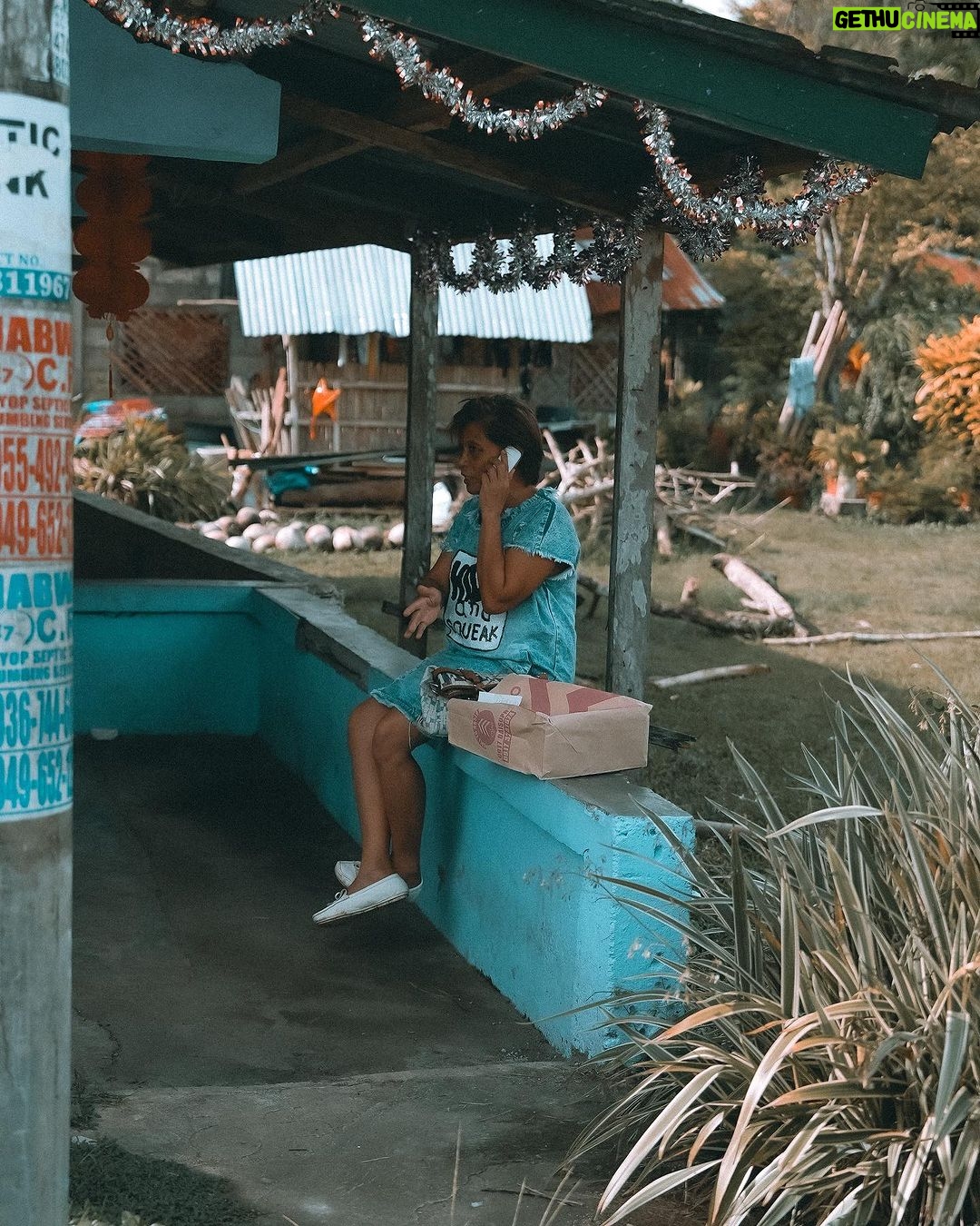 Birdy Nio FS Instagram - 出走的期間,總是喜歡觀察旅人在每個場景裡的樣子,每個人都有屬於自己的角色和故事,若只是漫不經心的任由他們擦身,那就像過往多不勝數的美景一般平乏無味,但若看見他們,那再平凡的風景也能變得深刻,就是一部電影,一場戲,或是一個故事。 沿途的每個陌生人物和場景,一直都是流浪時最棒的禮物,我尤其喜歡搭車或是移動的時候,坐在後座,任由場景不停地更迭,角色不停的錯身,當你拿著相機,你得在一個紅燈的時間內找到一個角色,或是一個路口裡發現一個故事,又或是從建築物中看見一道光,偶爾當你找到他們時,他們早已遠去,只能在須臾之間感慨,然後再次拿起相機重新搜尋未知的劇本。 不也是如此,在生命裡錯過的人事物,其實也沒什麼好留戀的,錯過就錯過了,但是眼前總會有新的場景等你探索,新的故事等你發現,也將會有新的人等你遇見,於是「錯過」只是一條通往名為「遇見」的路,Thats why we traveling. When I traveling, I always like to observe travelers in each scene. Everyone has their own character and stories. If you just let them pass casually, it will be as boring as some beautiful scenery in the past, tasteless, but if you found them, the ordinary scenery can become beautiful, also become a movie. The best gift for traveling is always the strange character and scenes. I especially like to sit in the back seat when the car is moving, and let the scenes and the characters passing by fast. Grab the camera, you have to find a character in a red light time, or find a story in an intersection, or catch a light from buildings, sometimes, when you find them, they are already pass by, we can only sigh with emotion for a moment, and then pick up the camera to search for the unknown script again. Life goes on ,people and things we missed in life are actually nothing regretful for. If you miss it, you miss it. But there will always be new scenes waiting for you to explore, new stories waiting for you to discover, and there will be new people Waiting for you to meet, so ”miss“ is just a road leading to ”meet“, That’s why we traveling. Stay romantic. Pic by @birdynio Shot in Sony A7S3 @sonytaiwan Bohol, Philippines