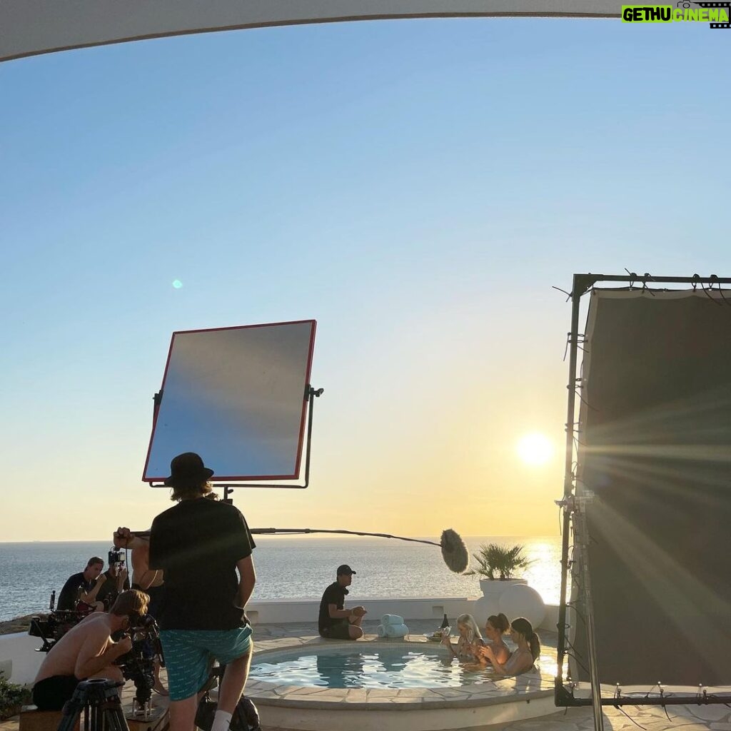 Bo Maerten Instagram - angela, kiki en lisa weer hard aan het werk 👍🏽 Ibiza