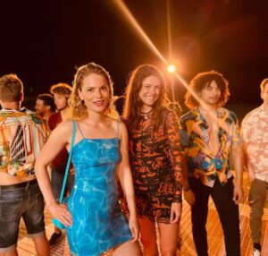 Bo Maerten Instagram - dat was twee maanden filmen, zweten en lachen met fantastische enthousiaste crew en cast.
bedankt voor alles ❤️🧡💛💚💙 
komend voorjaar te zien op @netflix 📺