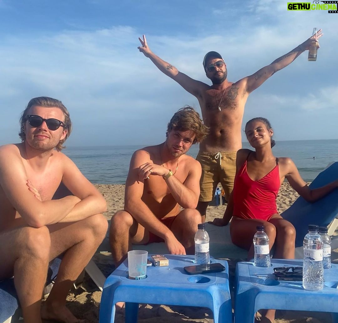 Bo Maerten Instagram - dat was twee maanden filmen, zweten en lachen met fantastische enthousiaste crew en cast. bedankt voor alles โค๏ธ๐งก๐๐๐ komend voorjaar te zien op @netflix ๐บ