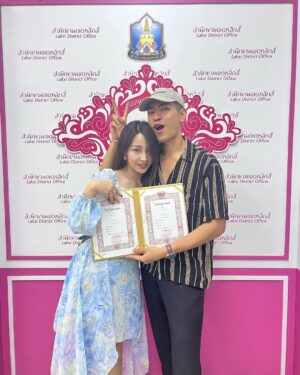 Boat Anakame Binsaman Instagram - พึ่งรู้ว่าการแต่งงานกับชาวต่างชาติจะหลายขั้นตอนขนาดนี้ แต่กว่าจะคุยกันรู้เรื่องยุ่งยากกว่า 55555 หยอกๆ 

รักนะค้าบบ คุณภรรยาาาาา 老婆🤍🫶🏻