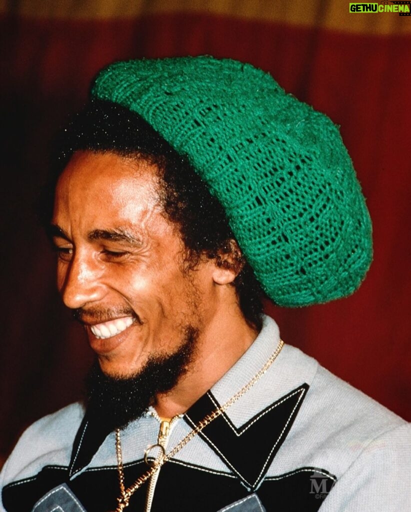 Bob Marley Instagram - “You make me feel like, a sweepstakes winner.” #SatisfyMySoul #BobMarley 📷 By #LynnGoldsmith at the Waldorf Astoria in #NYC, where Bob received the UN Peace Medal of the Third World for his efforts at the One Love concert. 15 June 1978. ©️ Fifty-Six Hope Road Music Ltd. Manhattan, New York
