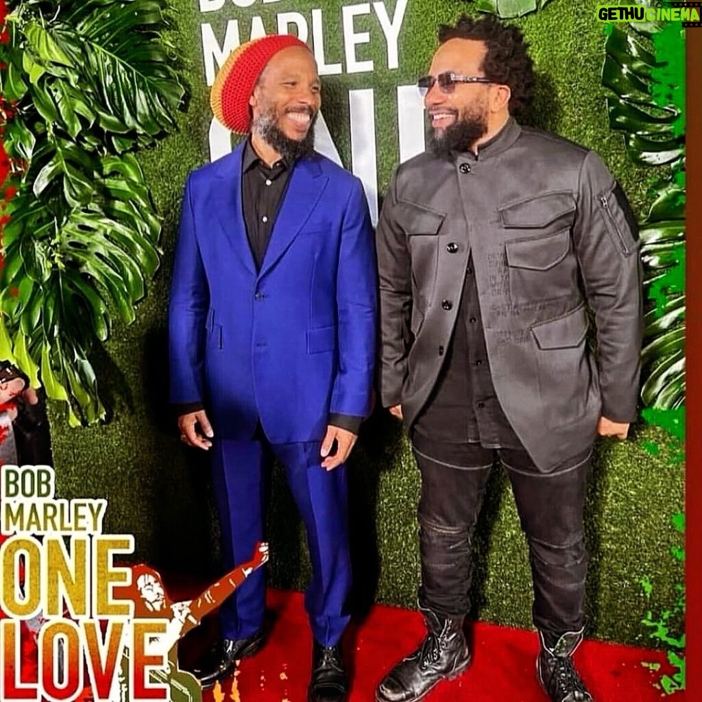 Bob Marley Instagram - Brothers represent 💪🏾🔥 @ziggymarley and @maestromarley share a moment on the red carpet at the first official premiere of ‘Bob Marley: @OneLoveMovie’ in #Kingston 🇯🇲 last night! #JamaicaJamaica #OneLoveMovie #BobMarleyMovie #BobMarley #marleybrothers Kingston, Jamaïque
