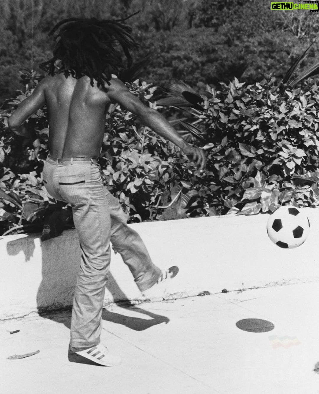 Bob Marley - 163.2K Likes - “So if a fire mek it bun, and if a blood mek you run, Rasta de pon top!” #Revolution #bobmarley
📷 by @nevillegarrick, Nassau, Dec ‘76
©️ Fifty-Six Hope Road Music Ltd.
#todayinbobslife #reggae #football #futbol #soccer #sports