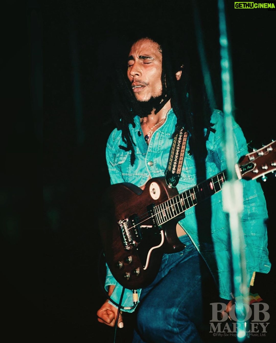 Bob Marley - 102.8K Likes - “Feel this drumbeat, as it beats within. Playing a riddim, resisting against the system. I know JAH never let us down, pull your rights from wrong.” #OneDrop #BobMarley
📷 by #LynnGoldsmith
©️ Fifty-Six Hope Road Music Ltd.