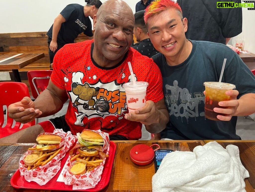 Bob Sapp Instagram - ボブサップさんと日本初上陸のハンバーガー屋に🍔 めちゃめちゃ美味しかったです！ #hamburger #lilwoodys #fromseattlewithlove #bobsapp #ボブサップ #斎藤拓海